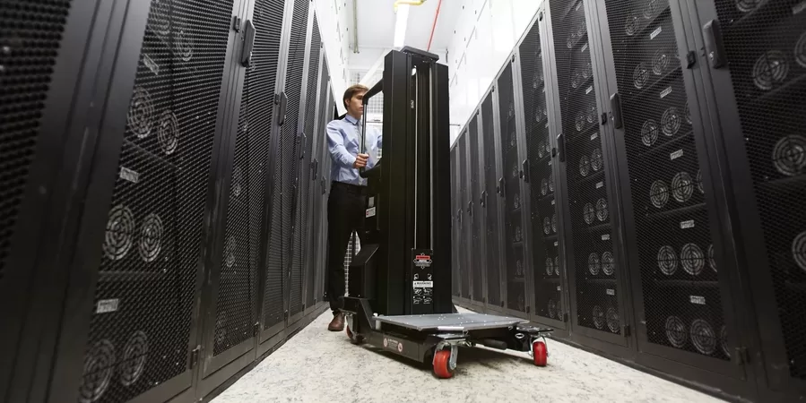 moving Moving de Datacenter, Gerenciamento de Servidores, Documentação de TI, Desligamento de Sistemas, Desmontagem de Equipamentos, Higienização de Hardware, Transporte de TI, Remontagem de Equipamentos, Conexão de Sistemas, Testes de Funcionamento, Minimização de Downtime, Segurança de Dados, Conformidade de TI, Suporte Técnico, Migração de Datacenter